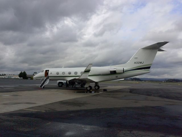 GROB Tutor (N32MJ) - Gulfstream Aerospace Gulfstream 3