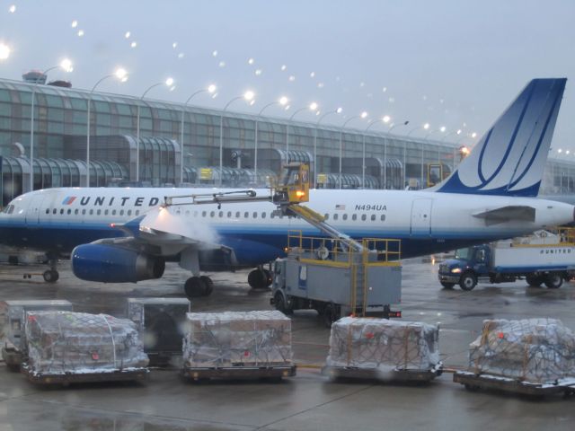 Airbus A320 (N494UA) - UAL A320 being de-iced on Christmas day
