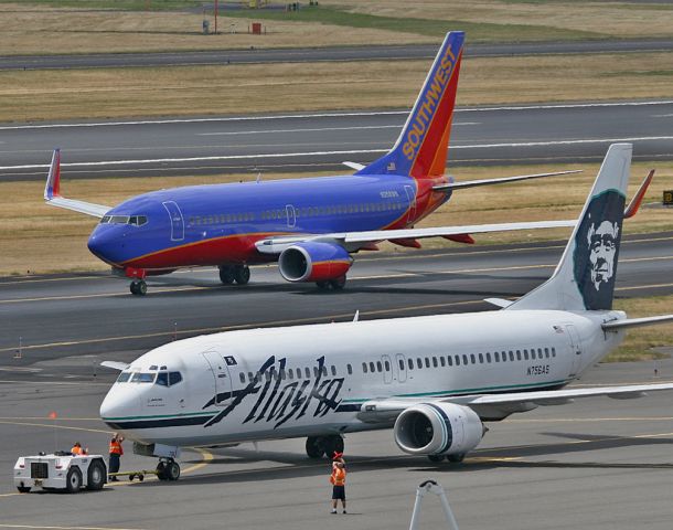 BOEING 737-400 (N756AS) - Alaska prepping for takeoff as SWA rolls by.