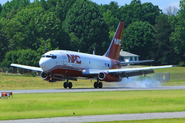 Boeing 737-200 (NAC883)