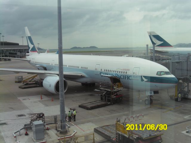 Boeing 777-200 (B-HND) - Cathay Pacific Boeing 777-267 CX 410 HKG-ICN at VHHH