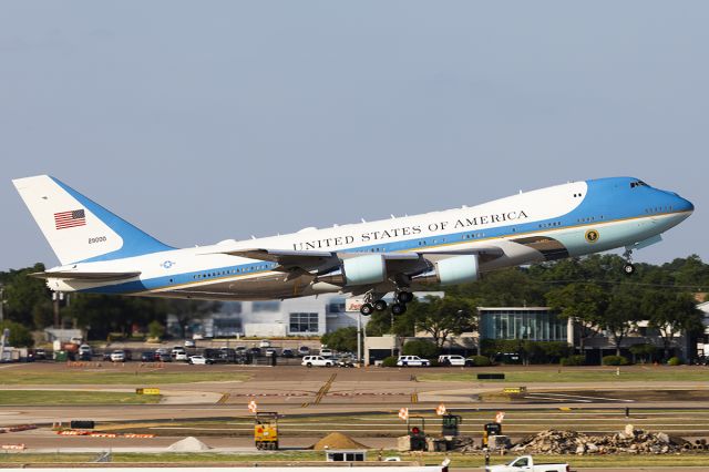 Boeing 747-200 (92-9000)