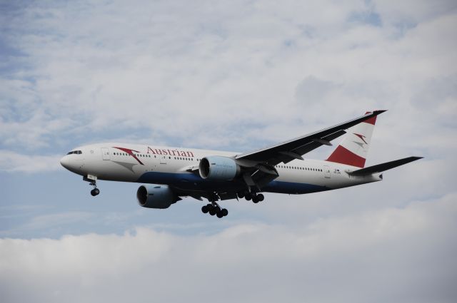 Boeing 777-200 (OE-LPC) - Final Approach to Narita Intl Airport Rnwy16R on 2012/08/18