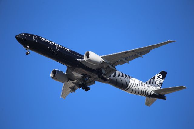 BOEING 777-300ER (ZK-OKQ)