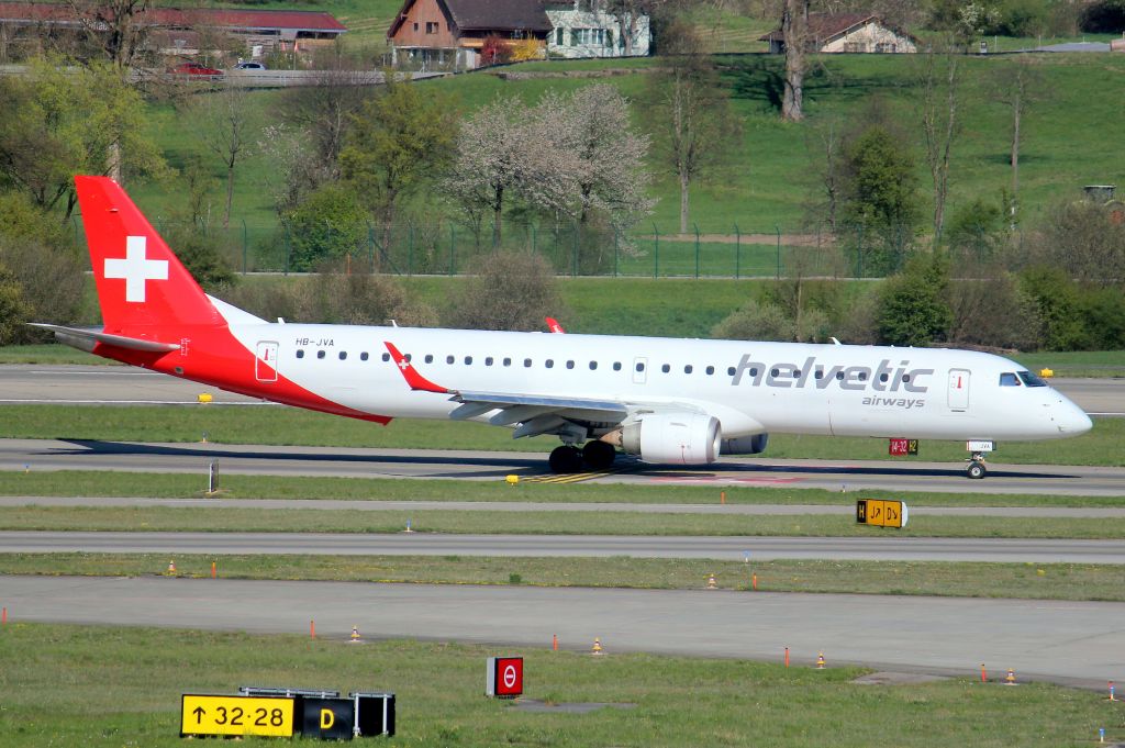 EMBRAER 195 (HB-JVA) - Taxiing to Stand D2 on 10-Apr-25 operating Swiss flight SWR1223 from ESGG.