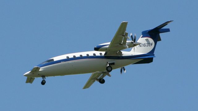 Piaggio P.180 Avanti (N163LF) - On final for RWY 17. May 13, 2019