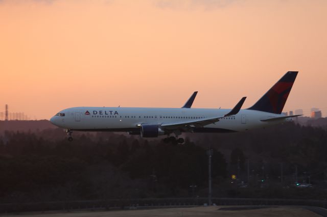 BOEING 767-300 (N197DN)