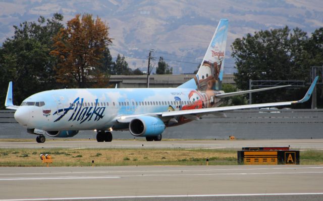 Boeing 737-800 (N570AS)