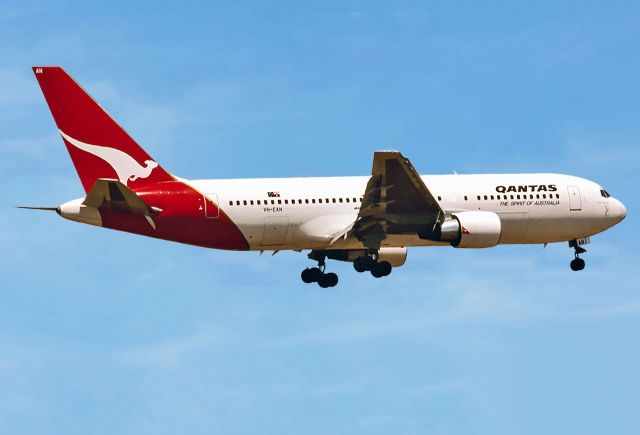 BOEING 767-200 (VH-EAN) - QANTAS - BOEING 767-238/ER - REG : VH-EAN (CN 23402/133) - ADELAIDE INTERNATIONAL AIRPORT SA. AUSTRALIA - YPAD (13/1/1990)