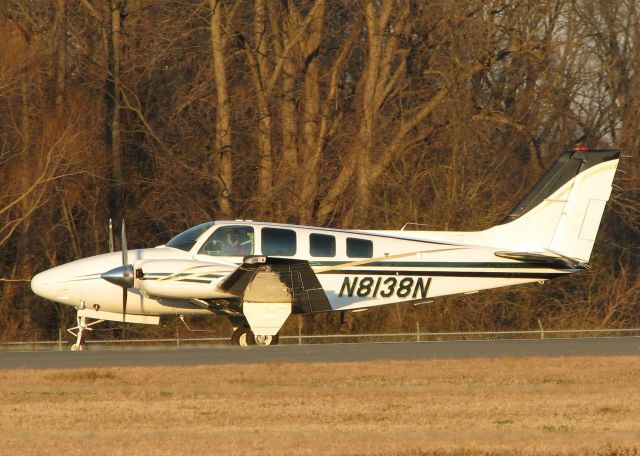 Beechcraft Baron (58) (N8138N) - About to take off from the Downtown Shreveport airport.