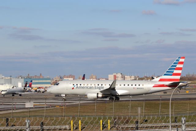 Embraer 175 (N443YX) - New York LaGuardia (LGA). American Eagle/ Republic Airline flight AA4550/YX4550 taxis for departure to Richmond International (RIC).br /Taken from Planeview Park, 23rd Avenue at the end of Runway 4/22br /2017 12 01 a rel=nofollow href=http://alphayankee.smugmug.com/https://alphayankee.smugmug.com//a