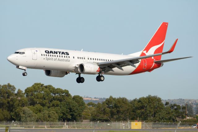 Boeing 737-800 (VH-VYL) - On short finals for runway 05. Wednesday, 21st May 2014.