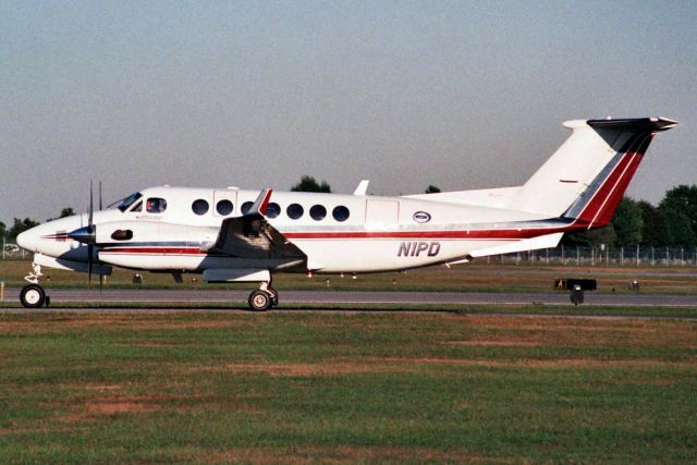Beechcraft Super King Air 350 (N1PD) - Taxiing to depart rwy 14 in Sep-05.  Reregistered N949JR 27-Mar-10.
