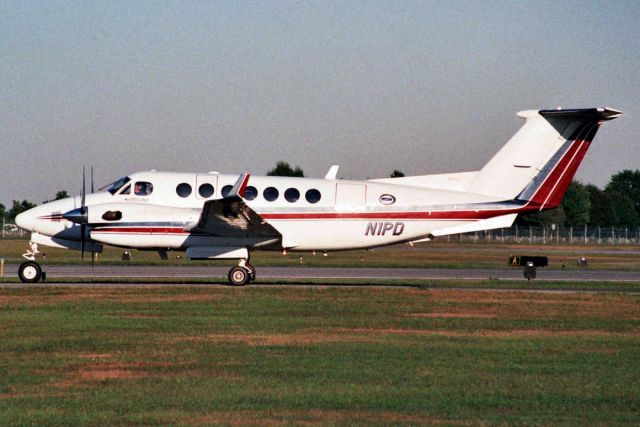 Beechcraft Super King Air 350 (N1PD) - Taxiing to depart rwy 14 in Sep-05.  Reregistered N949JR 27-Mar-10.