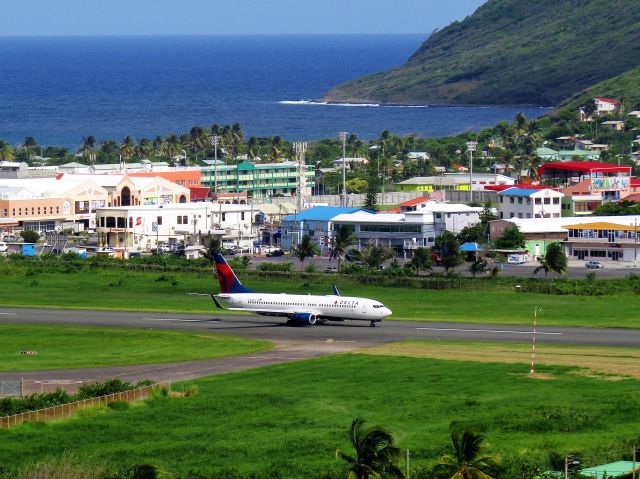 Boeing 737-800 (N398DA)