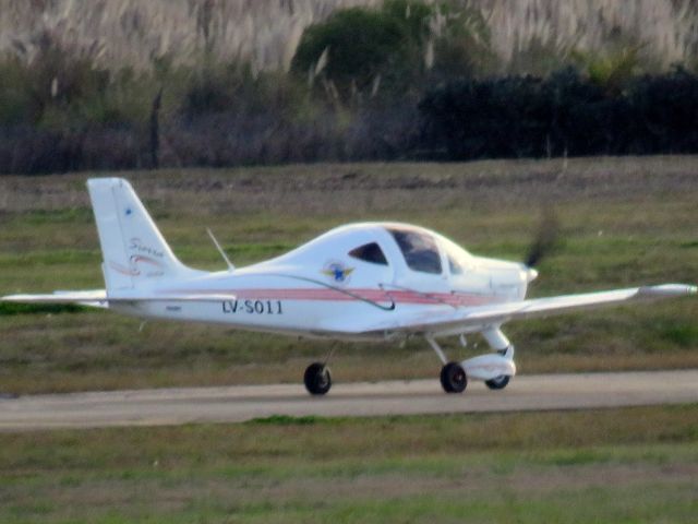 PIPISTREL Surveyor (LVS11) - Tecnam Sierra de una escuela de vuelo haciendo espera para despegar en el AIR