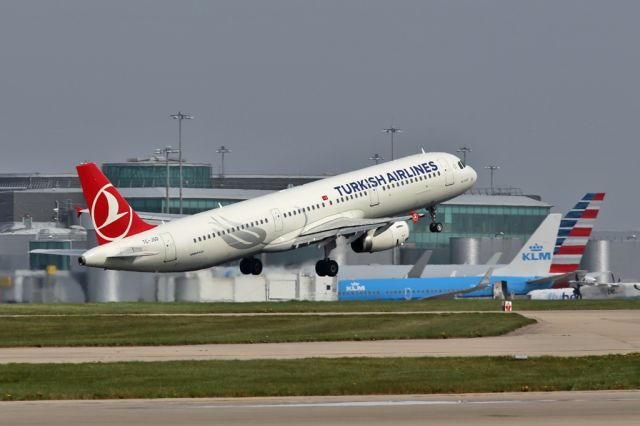 Airbus A321 (TC-JSD) - THY1994 departing for Istanbul