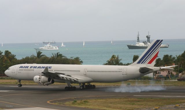 Airbus A340-300 (F-GLZU)