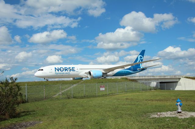 Boeing 787-9 Dreamliner (F-NLND) - 10/15/22 Norse Dreamliner taxis in on Juliet