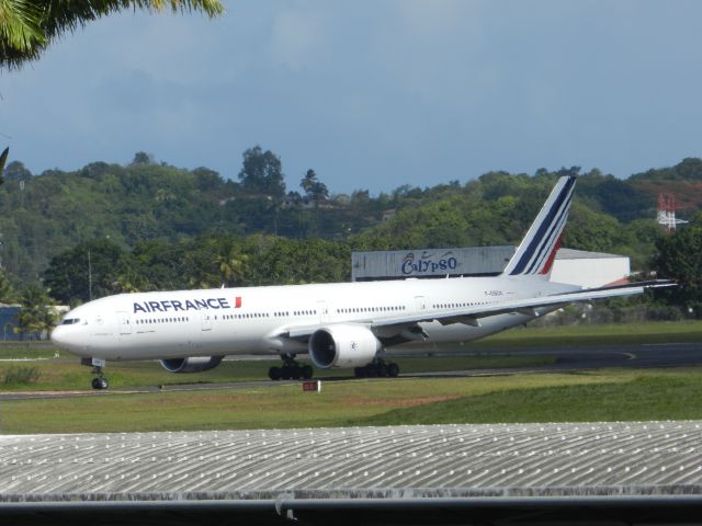 Boeing 777-200 (F-GSQX) - arrivée de l'AF842 à Aimé Césaire en Martinique