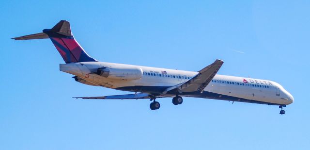 McDonnell Douglas MD-88 (N975DL)