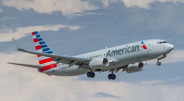 Boeing 737-800 (N931NN)