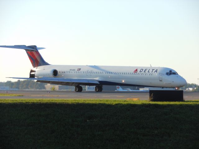 McDonnell Douglas MD-88 (N948DL)