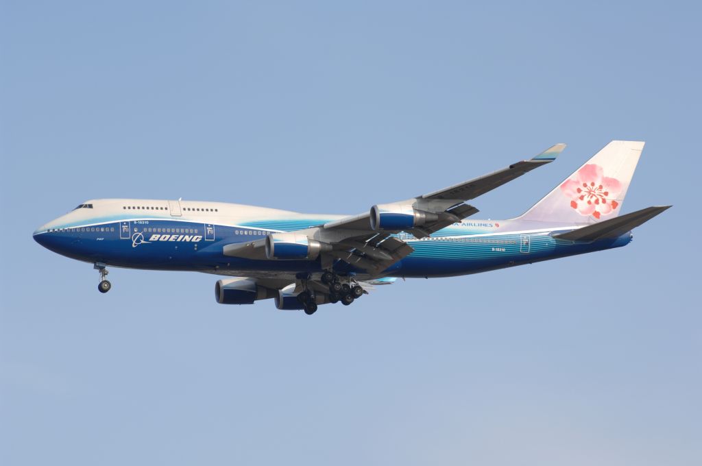 Boeing 747-400 (B-18210) - Final Approach to Narita Intl Airport R/W34L on 2006/12/31 Boeing Dreaming c/s