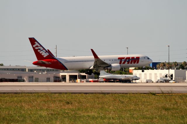 BOEING 767-300 (PT-MOC)