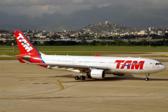 Airbus A330-300 (PT-MVT)