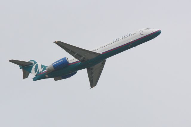 Boeing 717-200 (N950AT) - AirTran Flight 1219 (N950AT) departs Runway 14 at Sarasota-Bradenton International Airport enroute to Chicago/Midway International Airport