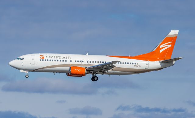 BOEING 737-400 (N801TJ) - Nice surprise for YYZ spotters, Swift Air charter in to pick up David Gilmour of Pink Floyd fame