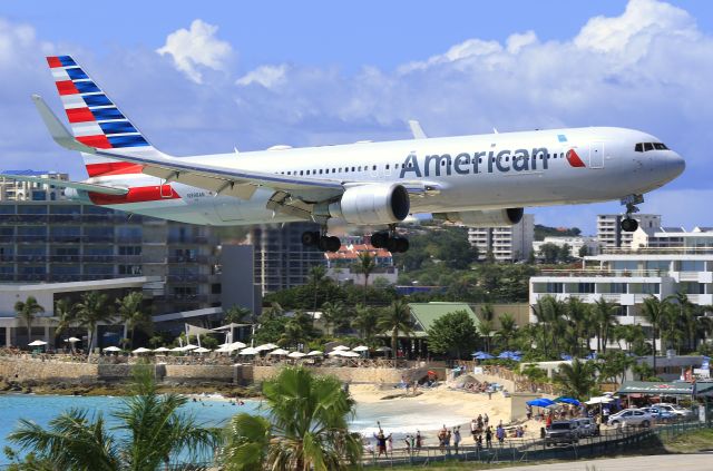 BOEING 767-300 (N398AN)