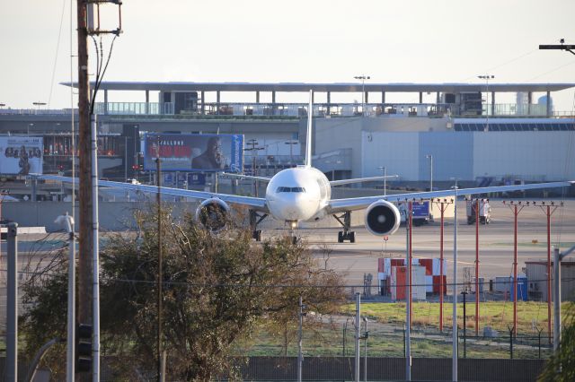 BOEING 777-300ER (F-GSQV)