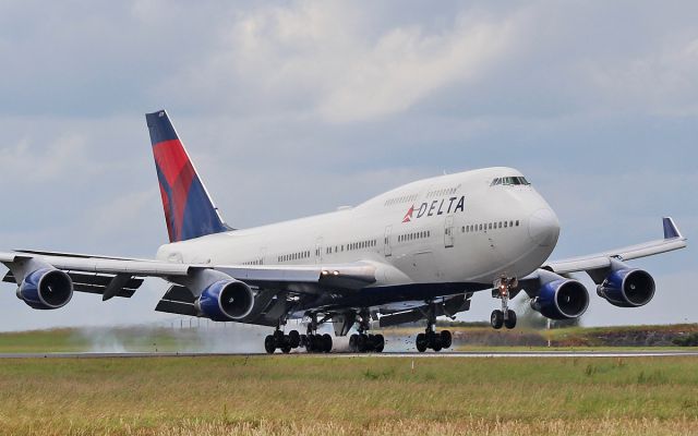 Boeing 747-400 (N671US) - delta 747-4 n671us on an emergency landing to shannon while enroute from amsterdam to atlanta 3/7/15.