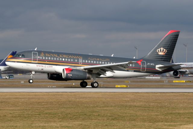 Airbus A319 (JY-AYL)