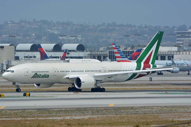 Boeing 777-200 (EI-DBL) - Alitalia Boeing 777-234ER EI-DBL at LAX on May 3, 2016. 