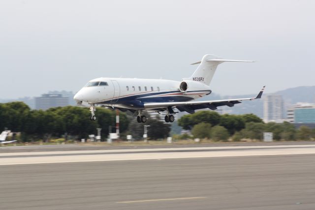 Bombardier Challenger 300 (N535FX) - Landing RWY 21