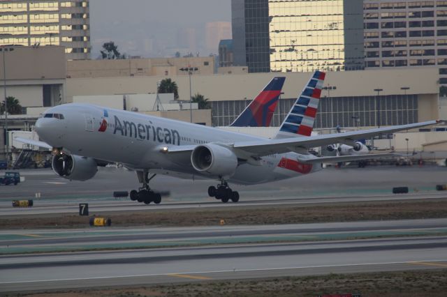 Boeing 777-200 (N784AN)