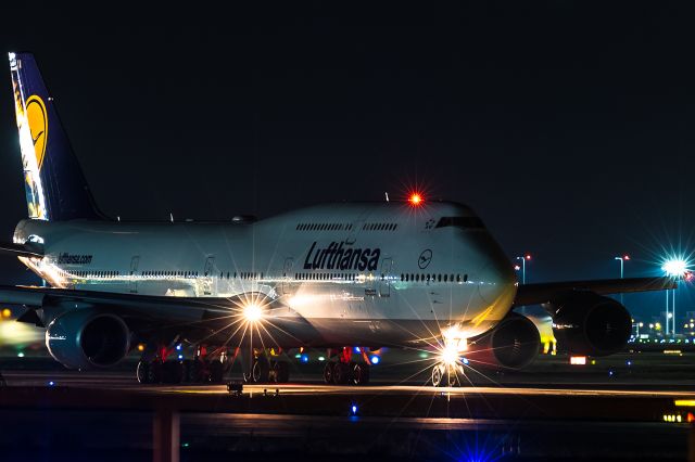 BOEING 747-8 (D-ABYA) - night, rwy 18