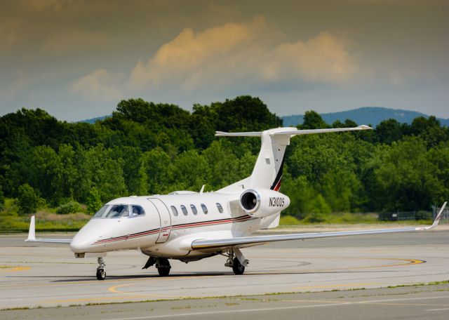 Embraer Phenom 300 (N310QS)