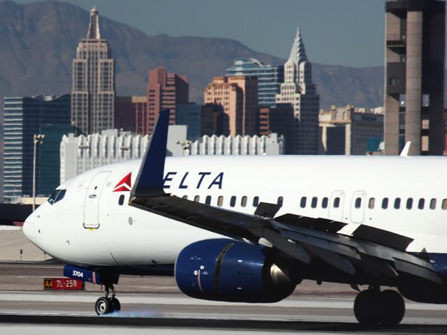 Boeing 737-800 (N374DA)