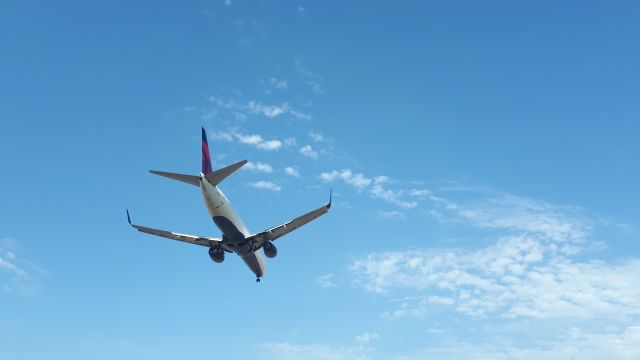 Boeing 737-800 — - FINAL APPROACH 24R