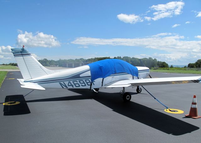 Piper Cherokee (N4698F)