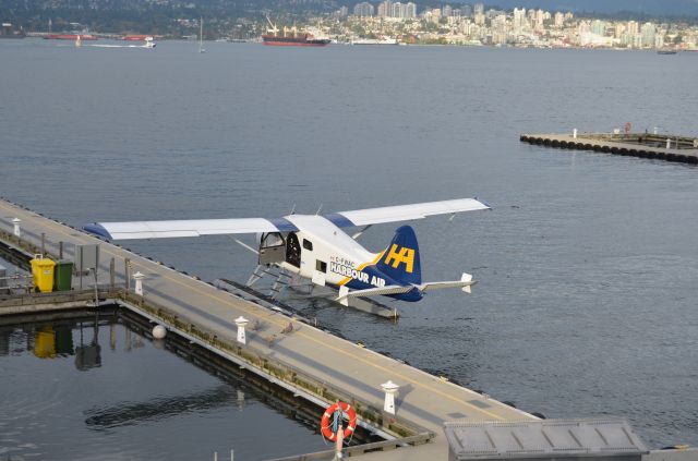 De Havilland Canada DHC-2 Mk1 Beaver (C-FWAC) - Vancouver seaplane dock