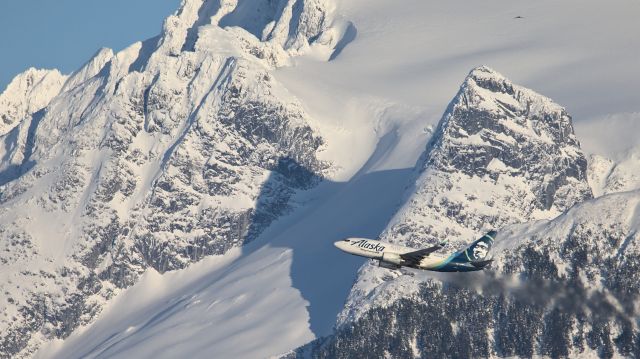 Boeing 737-700 (N626AS) - A very long range shot with a telephoto.  Well below freezing, but still some heat shimmer in the air.