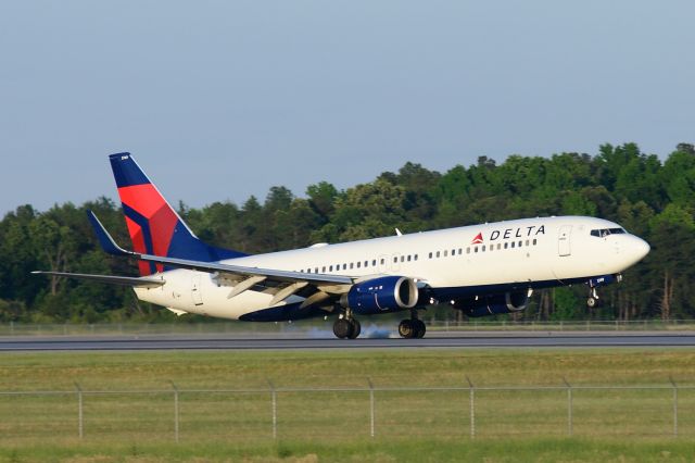 Boeing 737-800 (N3749D)