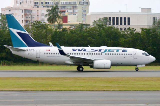 Boeing 737-700 (C-GWBJ)