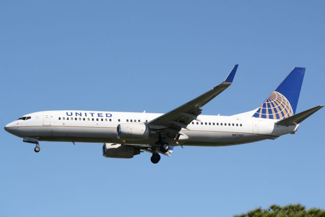 Boeing 737-800 (N87507) - United Flight 1190 (N87507) on approach to Sarasota-Bradenton International Airport following a flight from Chicago-O'Hare International Airport