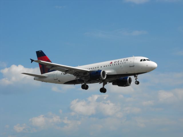 Airbus A319 (N342NB) - A319 short final RWY 27